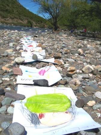 Les dessins au bord d'une riviere en Patagonie
